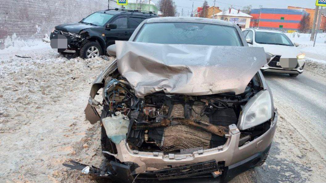 В Кандалакше из-за выезда на встречку пострадал водитель автомобиля Nissan